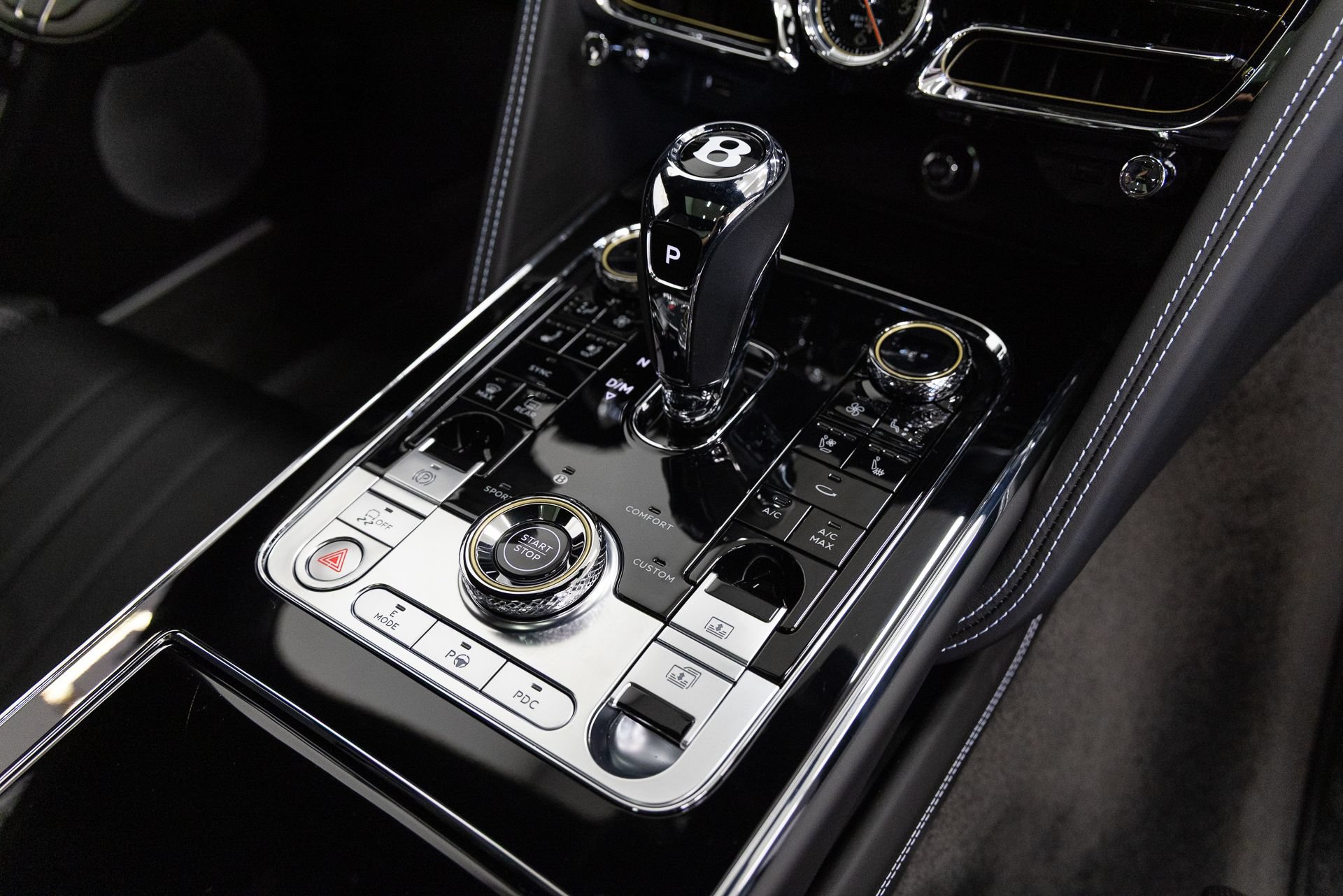 Used 2024 Bentley Flying Spur Plug-In Hybrid AWD/4WD image 24