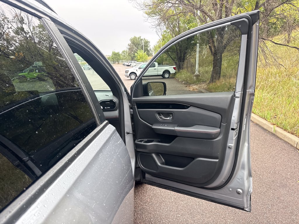 Used 2025 Honda Pilot TrailSport image 30
