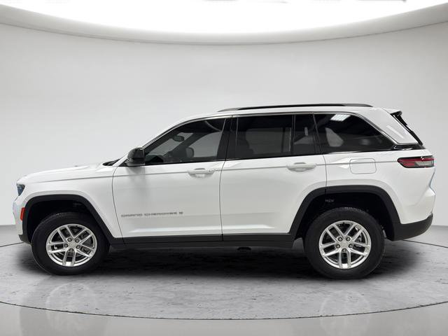 Used 2024 Jeep Grand Cherokee Laredo X image 32
