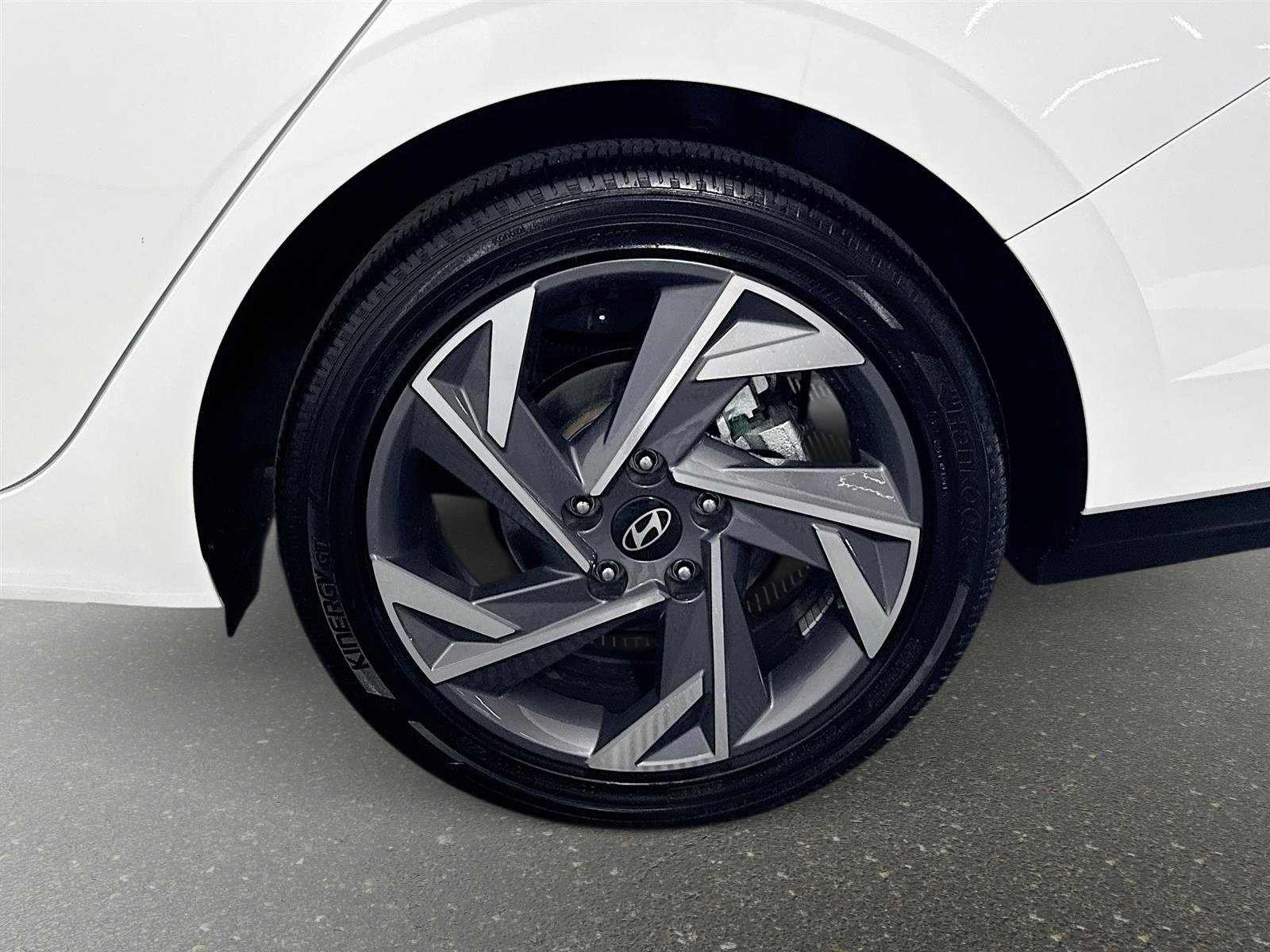 Certified 2025 Hyundai Elantra Limited image 30