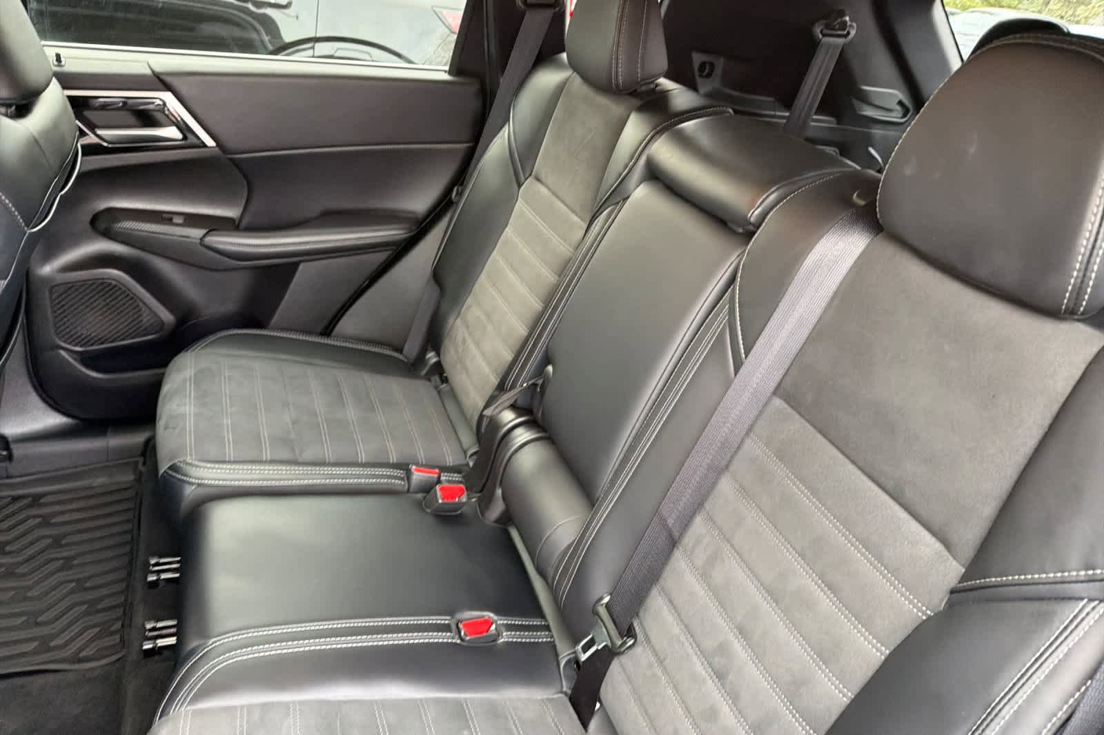 Used 2024 Mitsubishi Outlander SE image 4