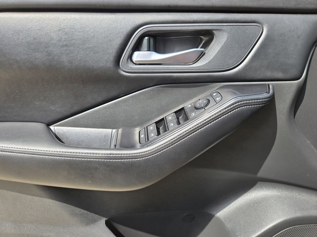 Used 2025 Nissan Rogue SV AWD/4WD image 24