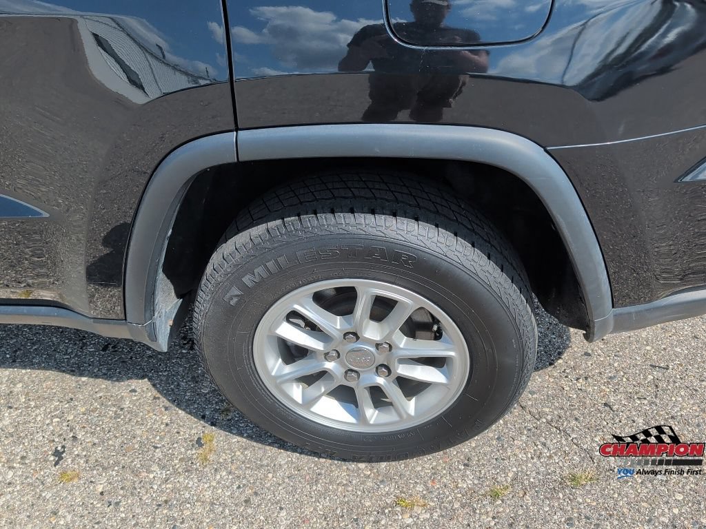 Used 2020 Jeep Grand Cherokee Laredo AWD/4WD image 13