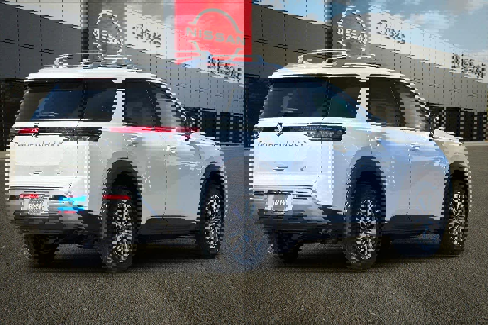 New 2025 Nissan Pathfinder SL image 3