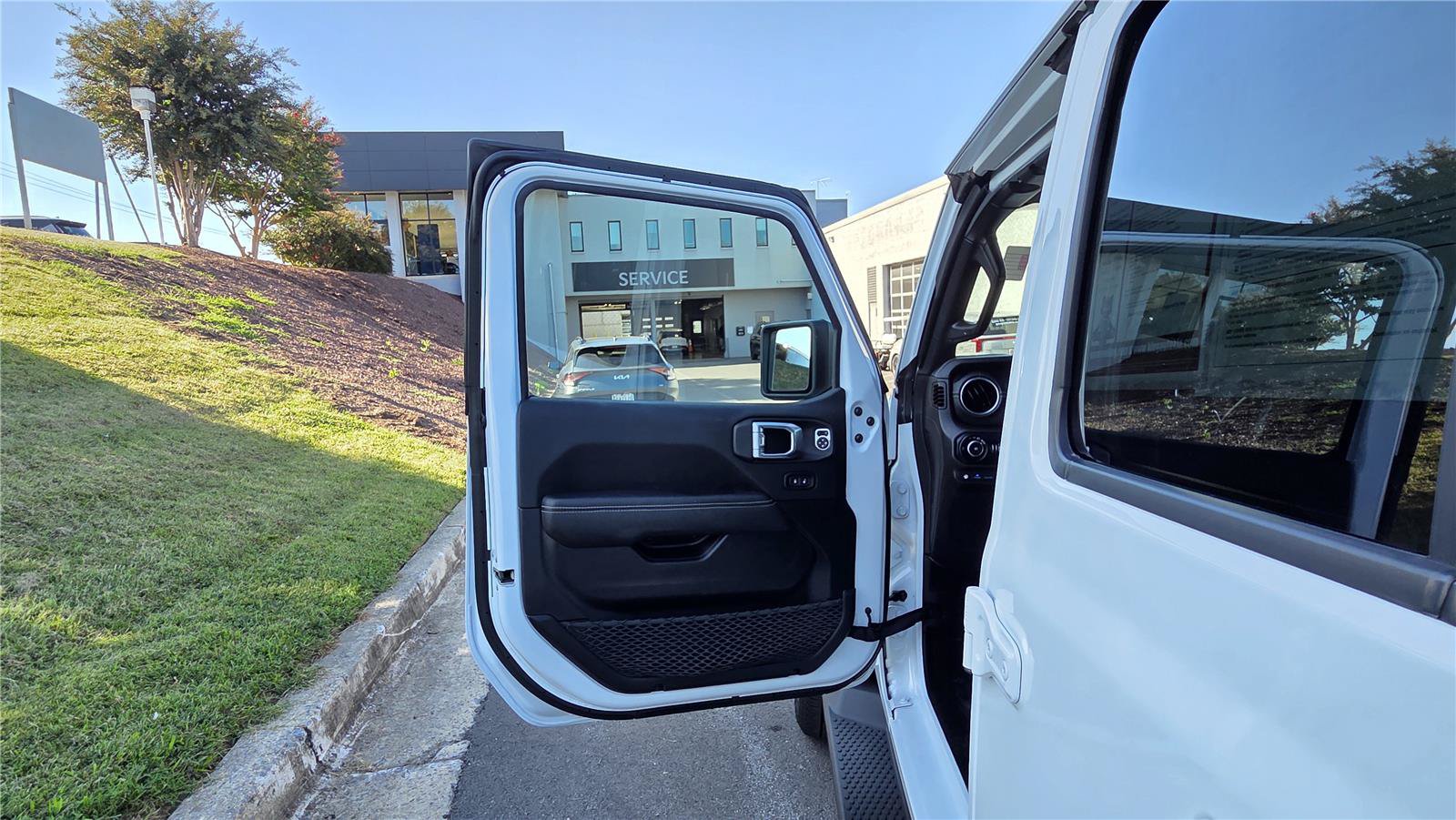 Used 2022 Jeep Wrangler Unlimited Sahara w/ Cold Weather Group AWD/4WD image 12
