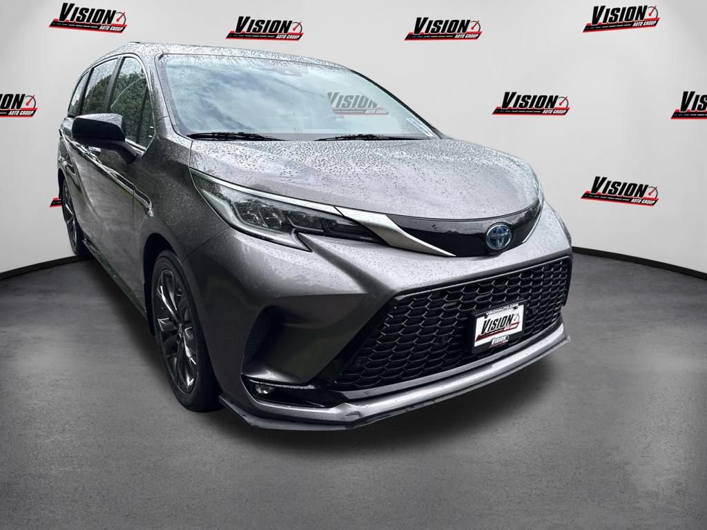 Used 2022 Toyota Sienna XSE w/ XSE Plus Package FWD image 3