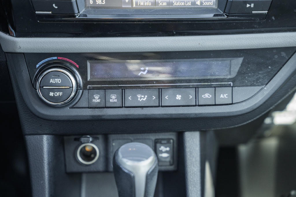 Used 2016 Toyota Corolla LE FWD image 19