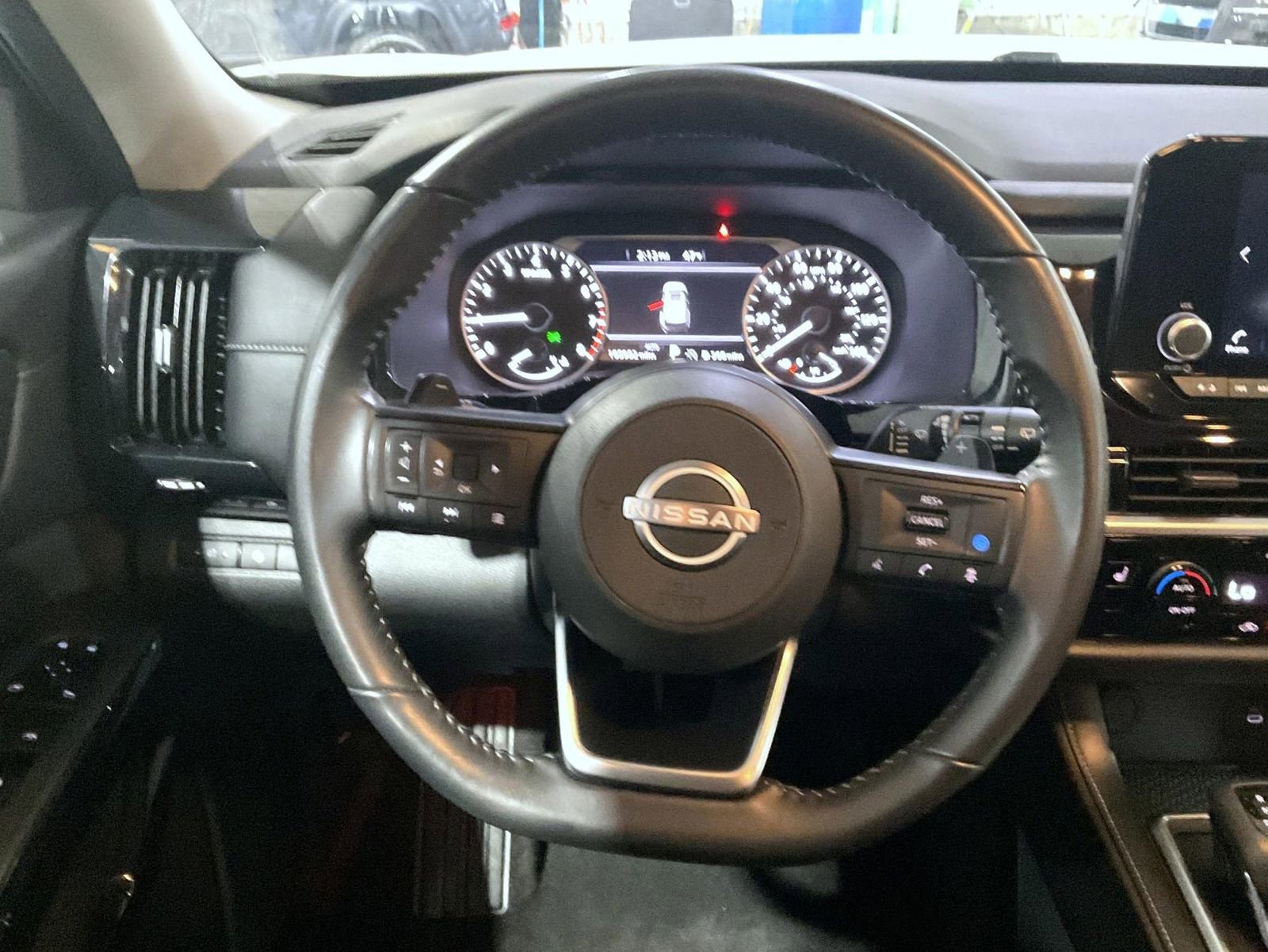 Used 2024 Nissan Pathfinder SV w/ Lighting Package (N92) image 13