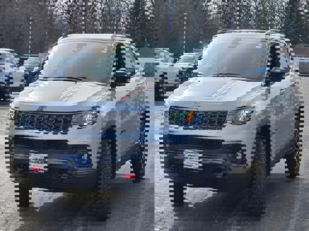 Used 2025 Jeep Compass Trailhawk image 5