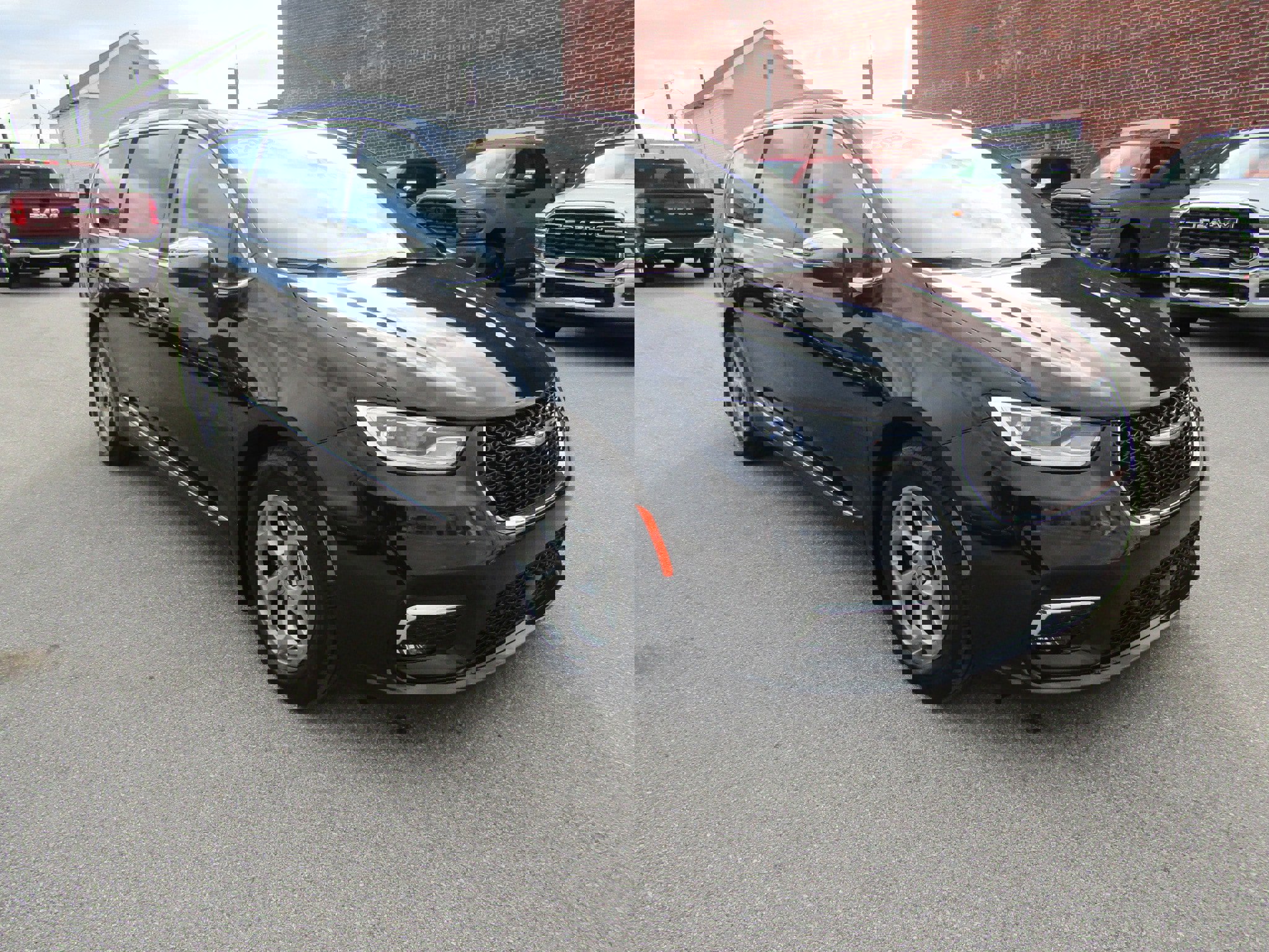 Used 2023 Chrysler Pacifica Limited image 1