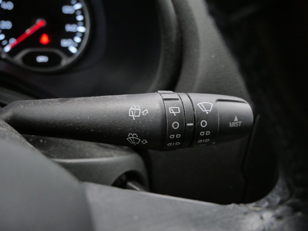 Used 2015 Jeep Renegade Latitude FWD image 27