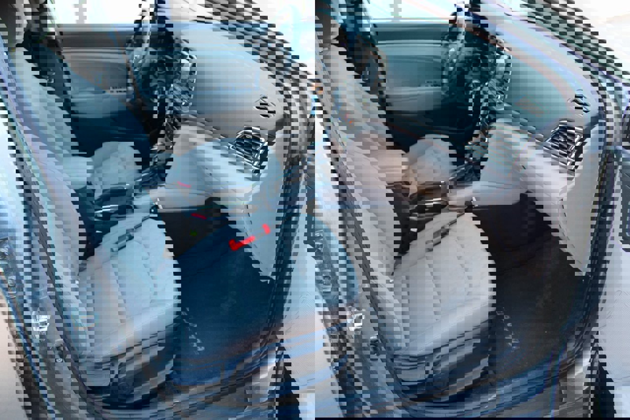 Used 2017 Hyundai Elantra SE image 16