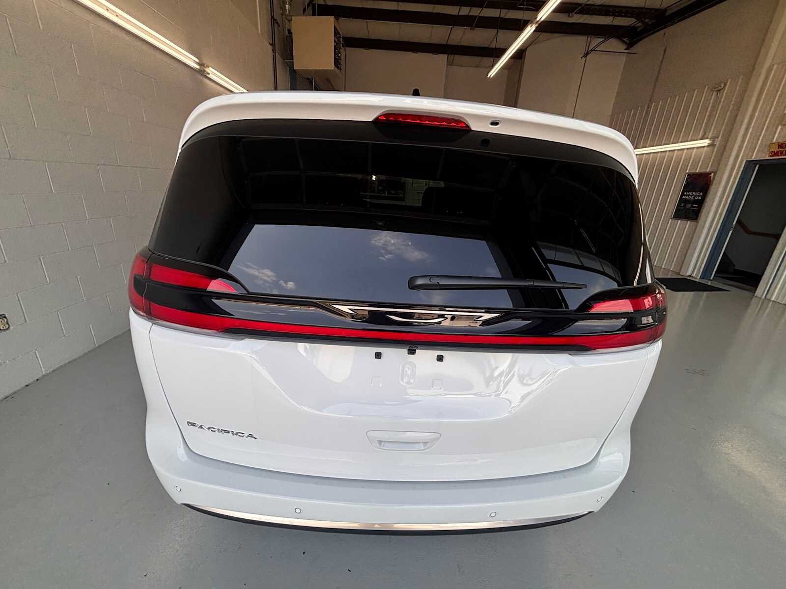 New 2027 Chrysler Pacifica Select FWD image 5