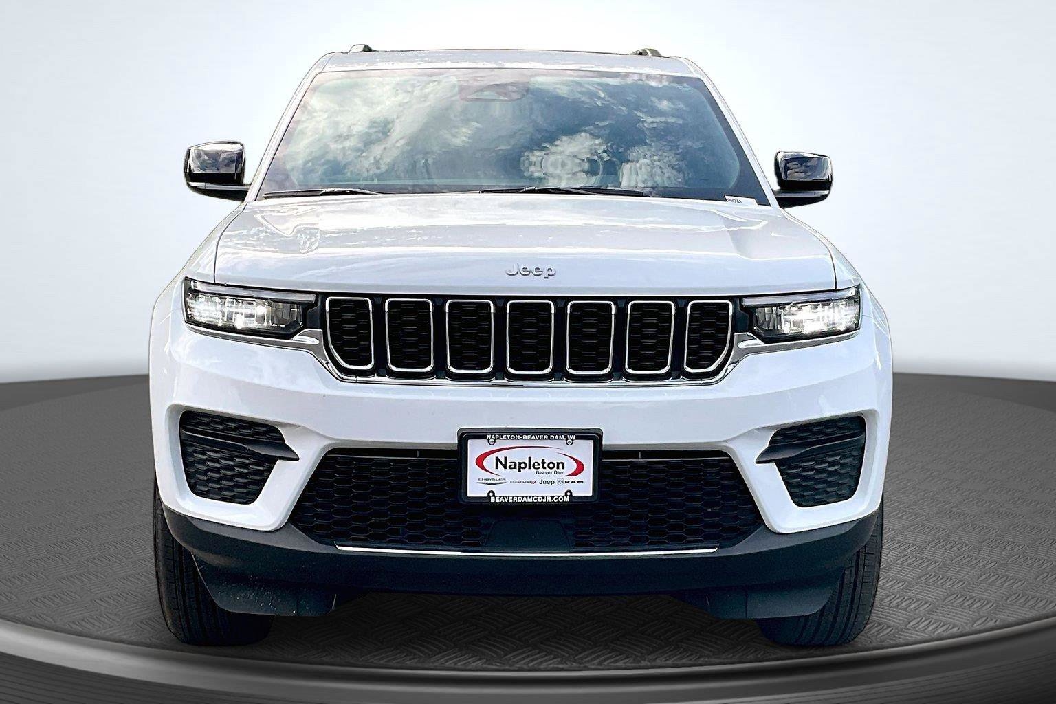 Used 2025 Jeep Grand Cherokee Laredo X AWD/4WD image 3