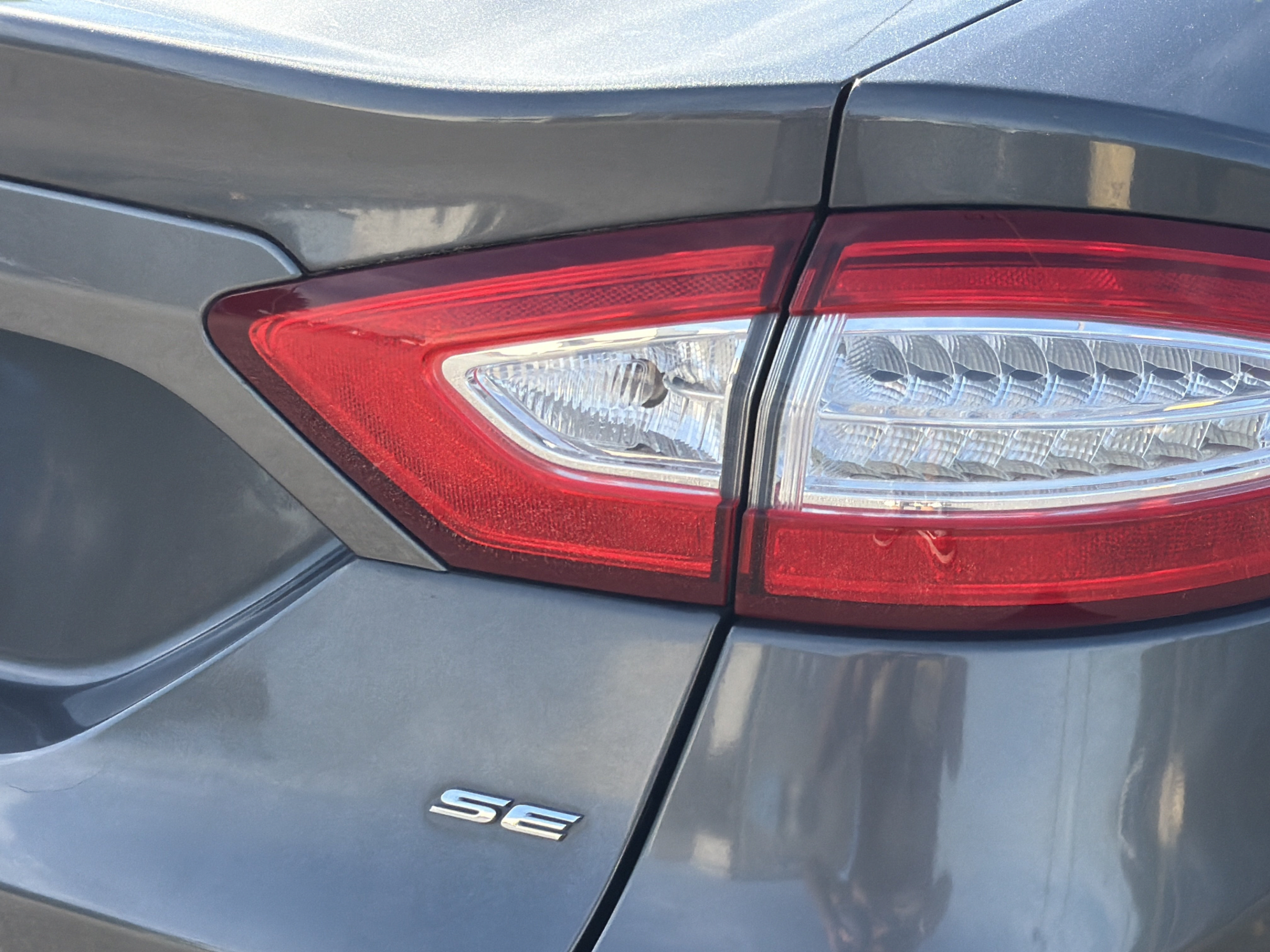 Used 2015 Ford Fusion SE FWD image 25