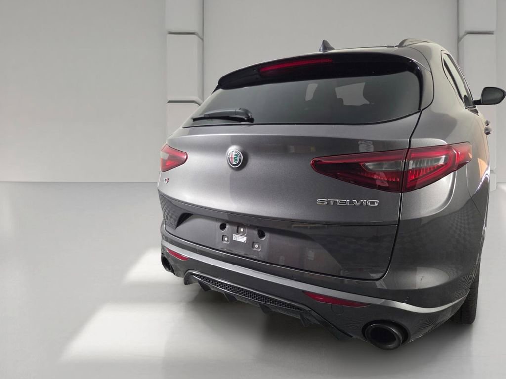 Used 2023 Alfa Romeo Stelvio Veloce AWD/4WD image 5