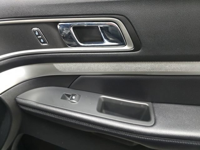 Used 2016 Ford Explorer XLT w/ Equipment Group 202A FWD image 7