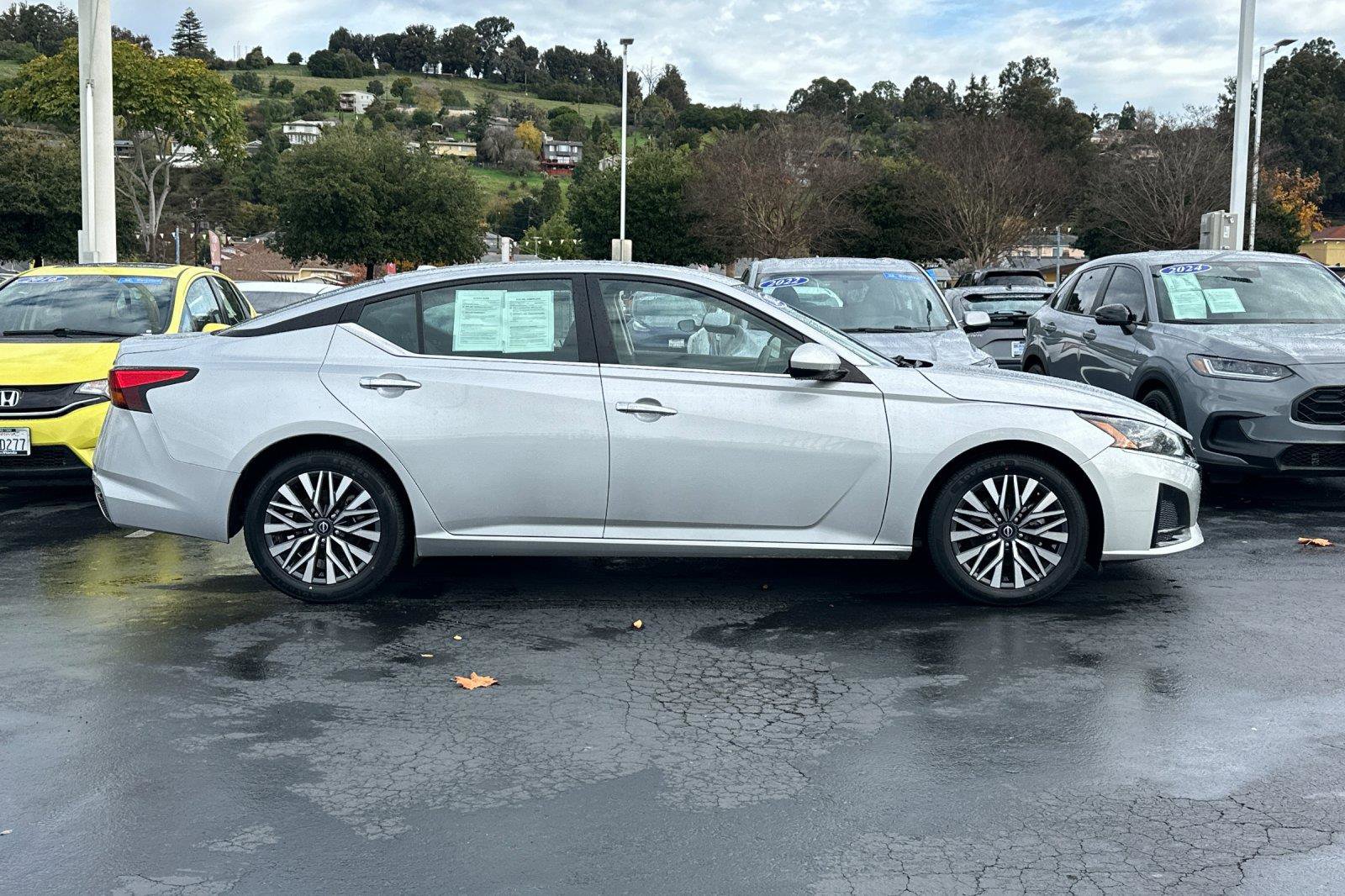 Used 2023 Nissan Altima 2.5 SV image 2