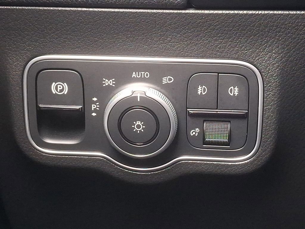 Used 2025 Mercedes-Benz GLA 250 image 24