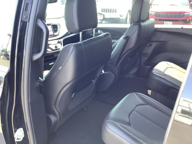 Used 2025 Chrysler Voyager LX FWD image 25