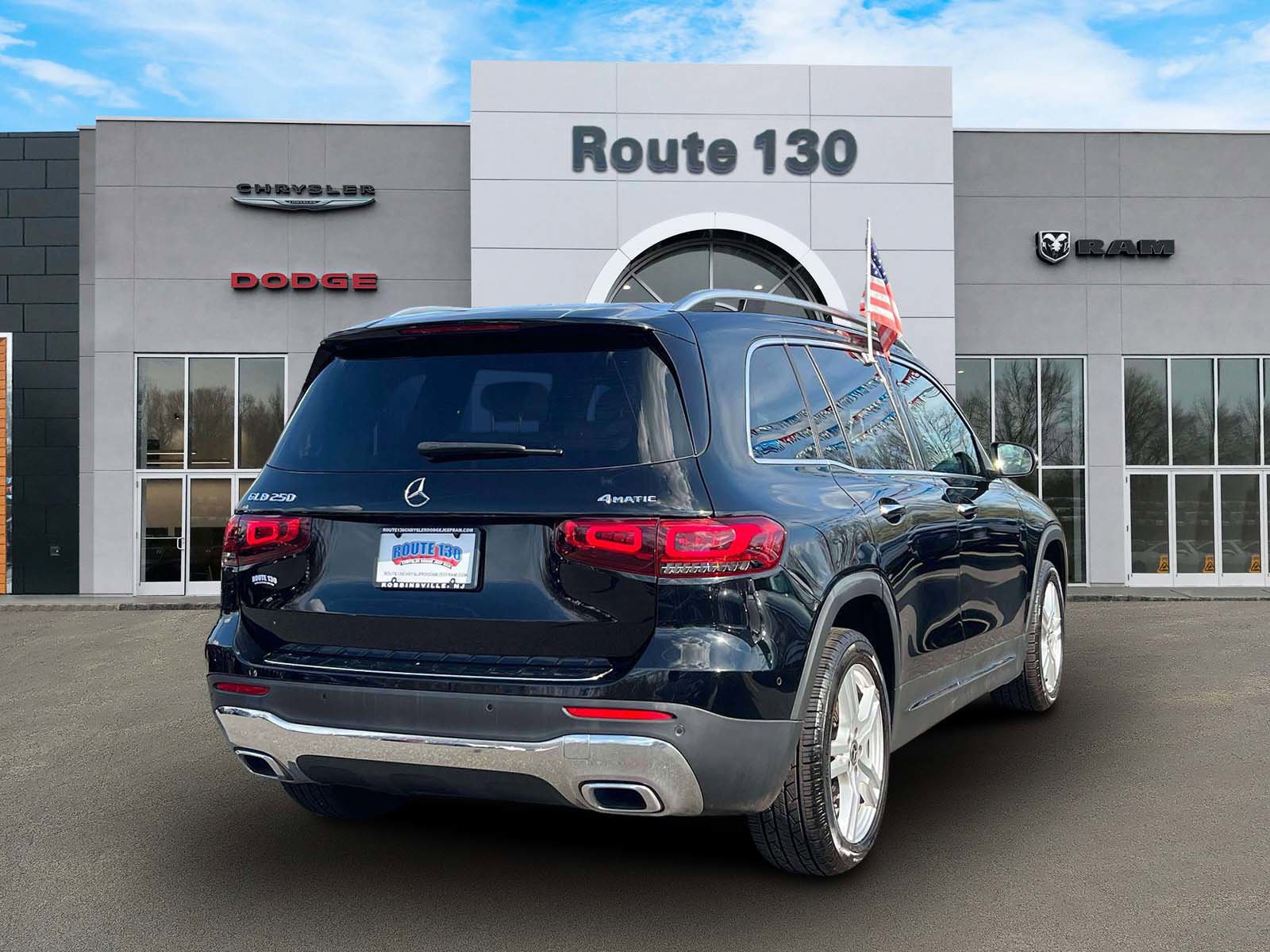 Used 2023 Mercedes-Benz GLB 250 4MATIC w/ Premium Package image 4
