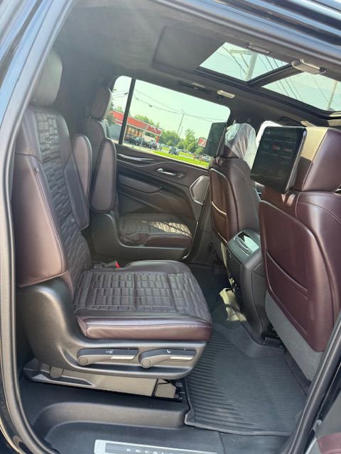 Used 2022 Cadillac Escalade ESV Sport Platinum w/ LPO, ONYX Package image 19