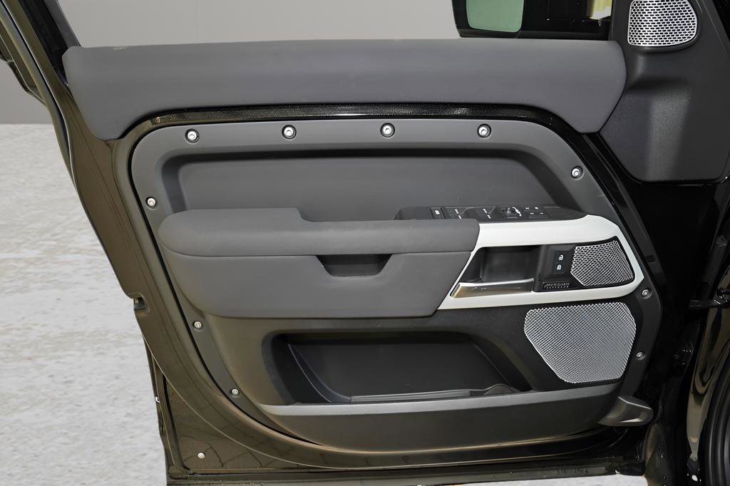 Used 2023 Land Rover Defender 130 SE image 14