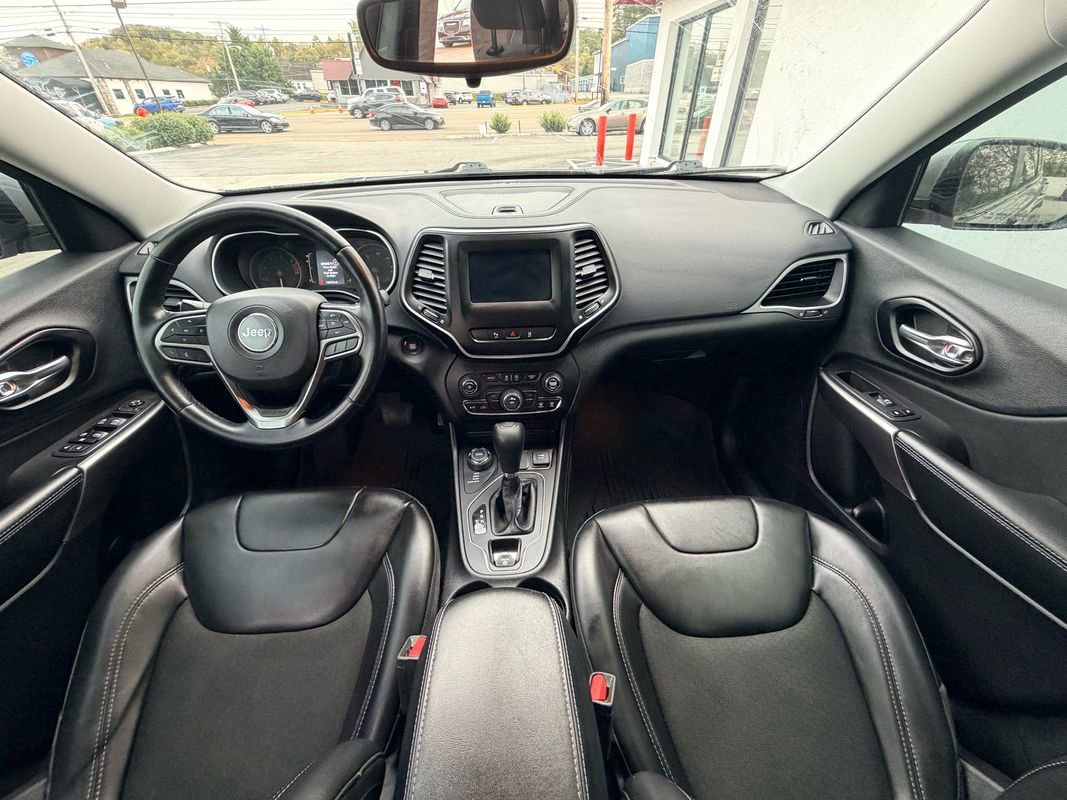 Used 2021 Jeep Cherokee Latitude Plus w/ Mopar Interior Package image 23