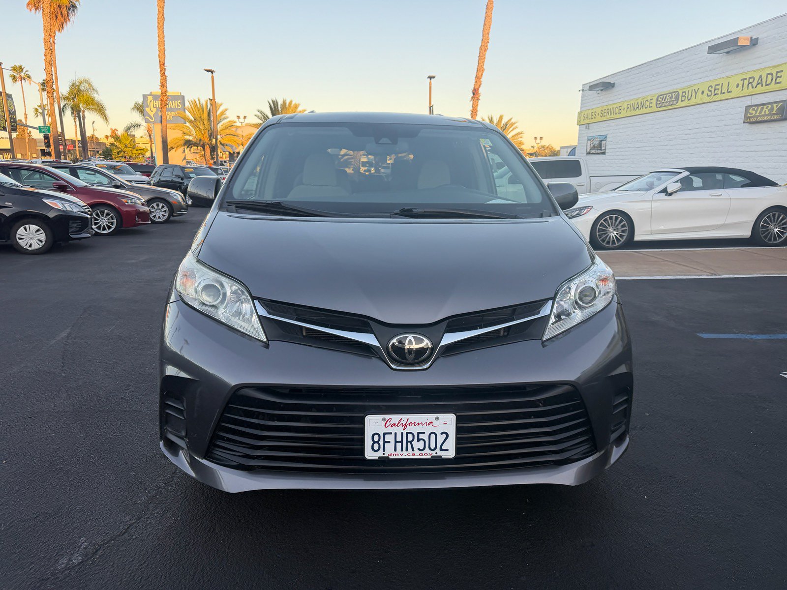 Used 2018 Toyota Sienna LE w/ Carpet Mat Package FWD image 2