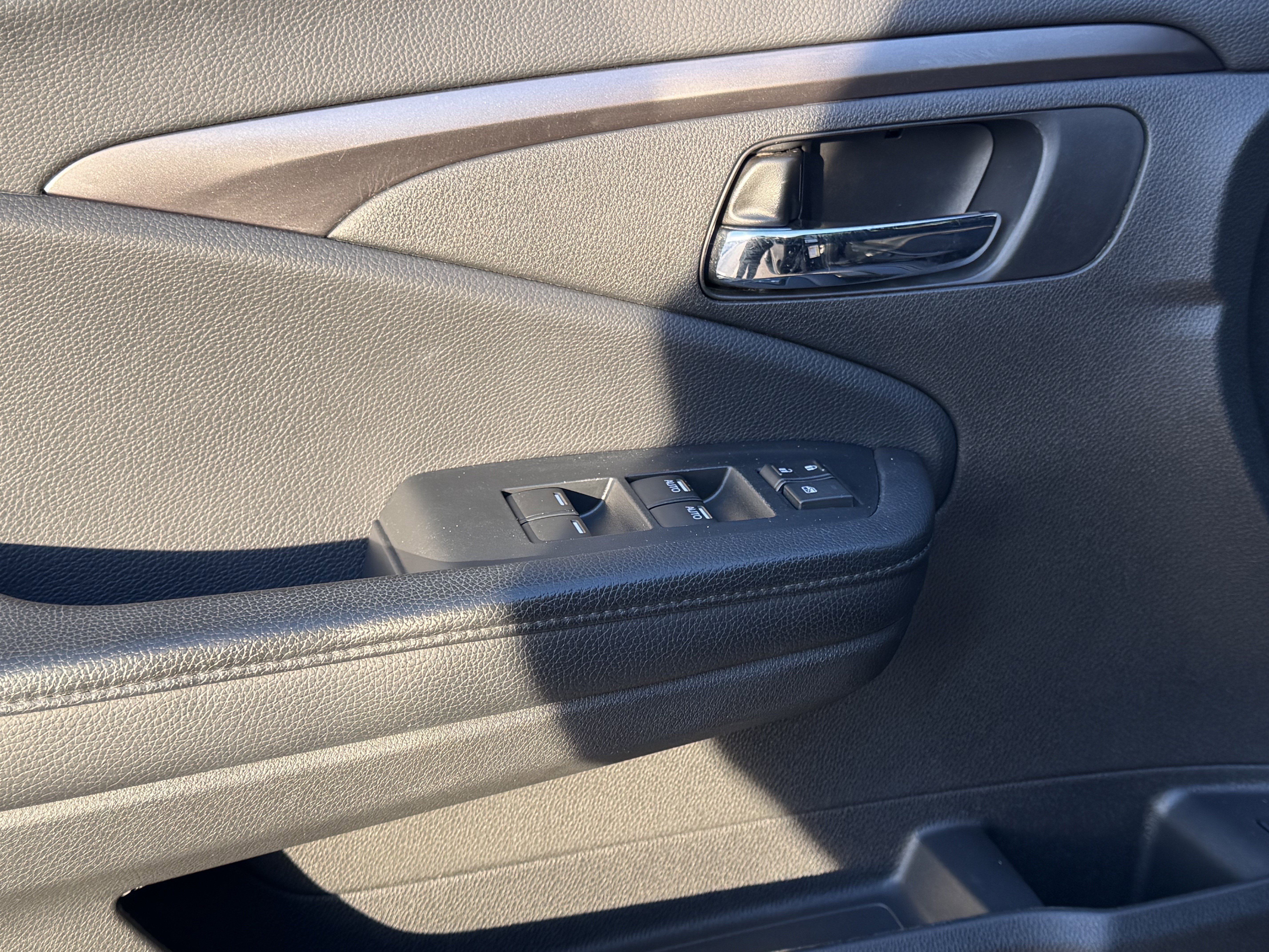 Used 2022 Honda Pilot Sport image 11