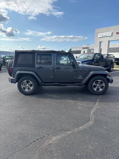 Used 2017 Jeep Wrangler Unlimited Sahara w/ Connectivity Group AWD/4WD image 3
