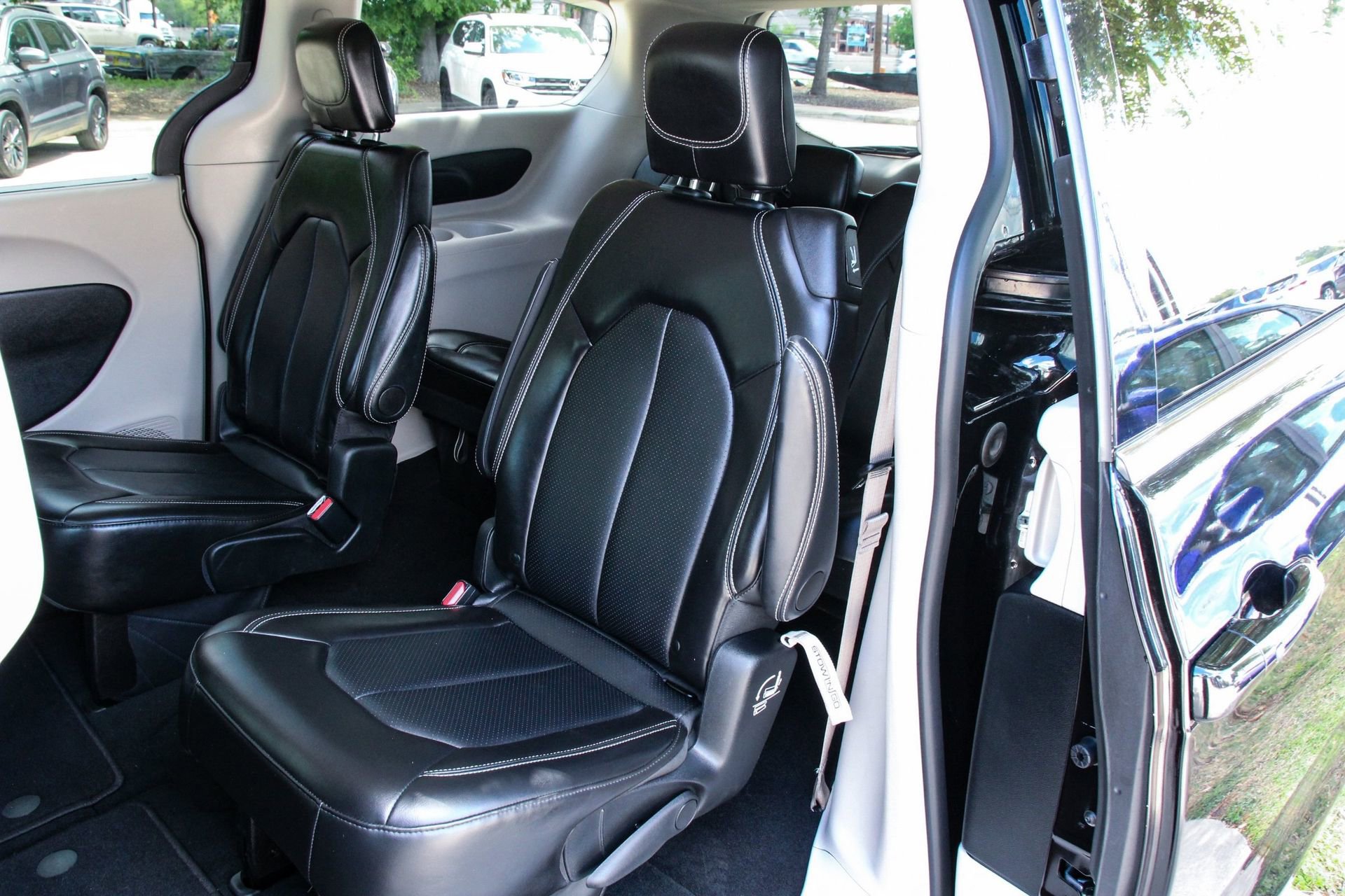 Used 2024 Chrysler Pacifica Touring-L image 39