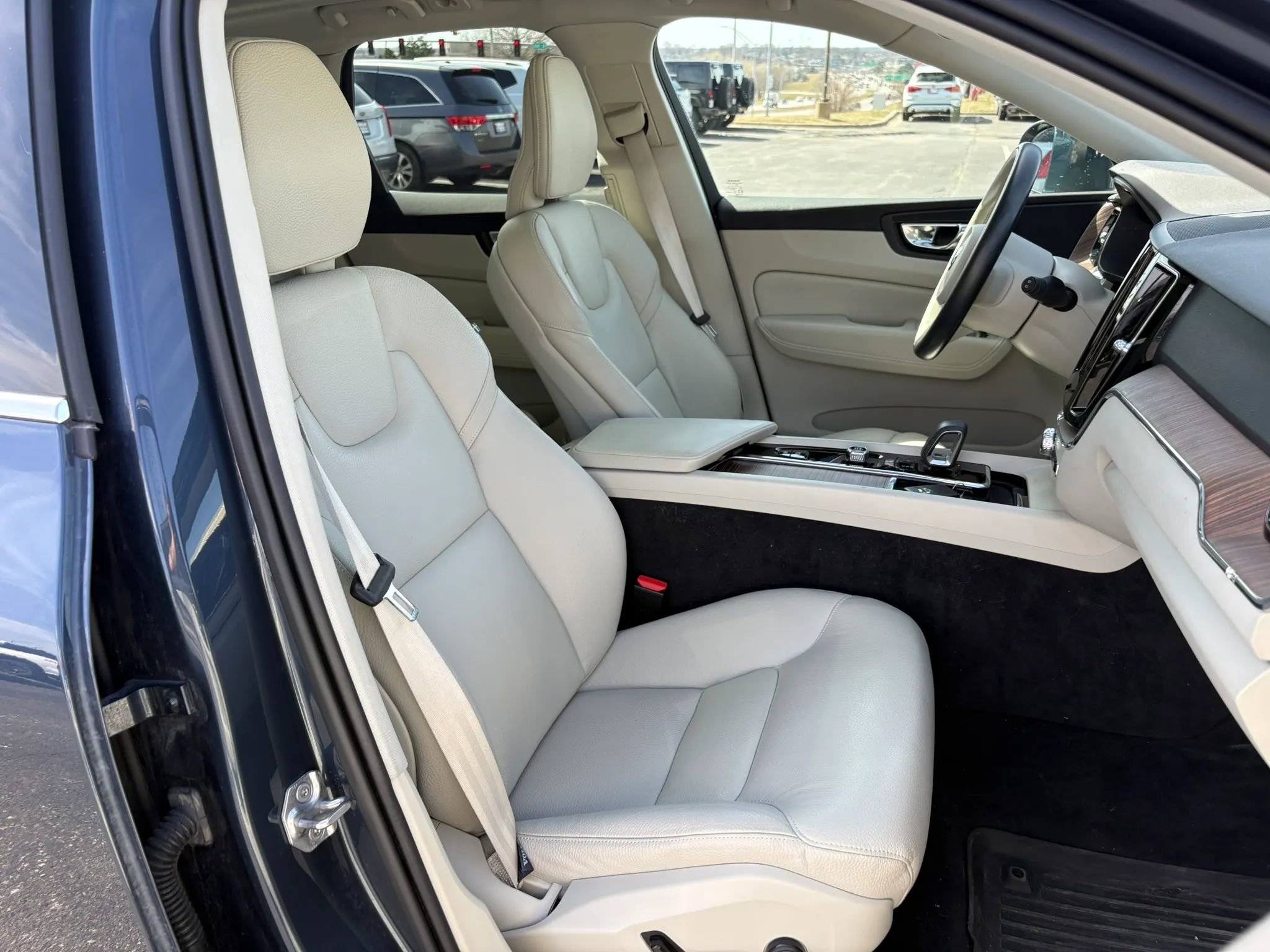 Used 2022 Volvo XC60 B5 Momentum w/ Advanced Package image 19