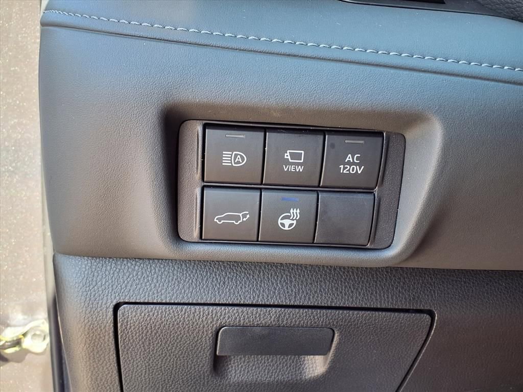 Used 2025 Toyota Highlander Platinum image 33