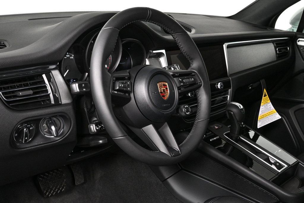 Certified 2026 Porsche Macan AWD/4WD image 4