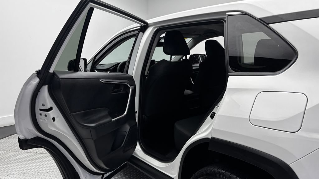 Used 2024 Toyota RAV4 LE AWD/4WD image 32