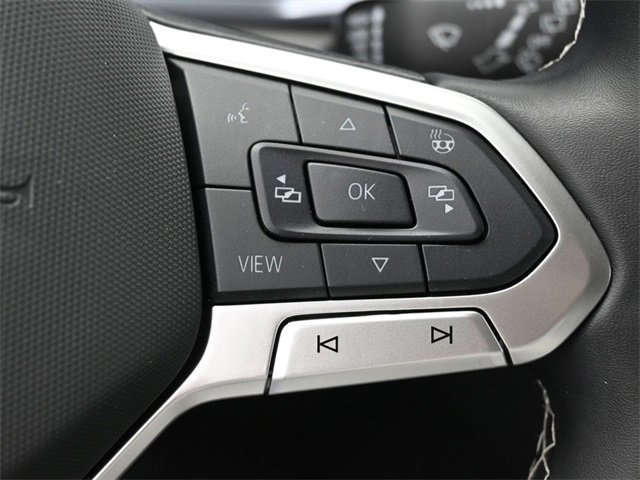 Certified 2025 Volkswagen Taos SE image 17