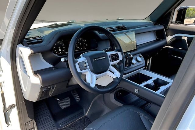 Used 2025 Land Rover Defender 110 X-Dynamic SE image 17
