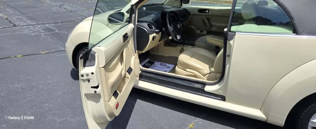 Used 2010 Volkswagen Beetle Convertible FWD image 7