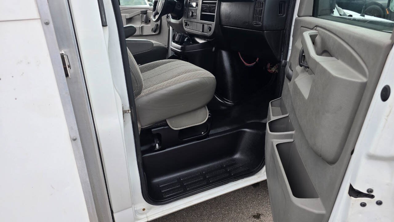 Used 2017 Chevrolet Express 3500 w/ Chrome Appearance Package RWD image 42