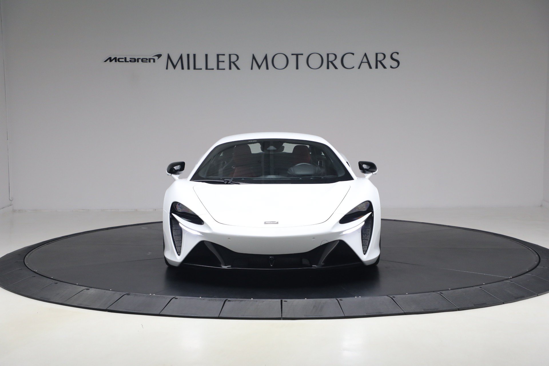 Used 2023 McLaren Artura RWD image 12