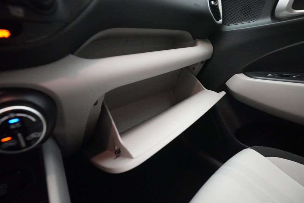 Used 2025 Hyundai Venue SEL FWD image 29