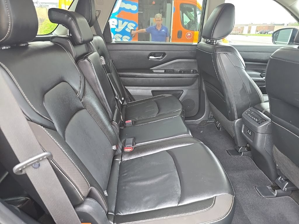 Used 2023 Nissan Pathfinder SL w/ Lighting Package (N92) FWD image 34