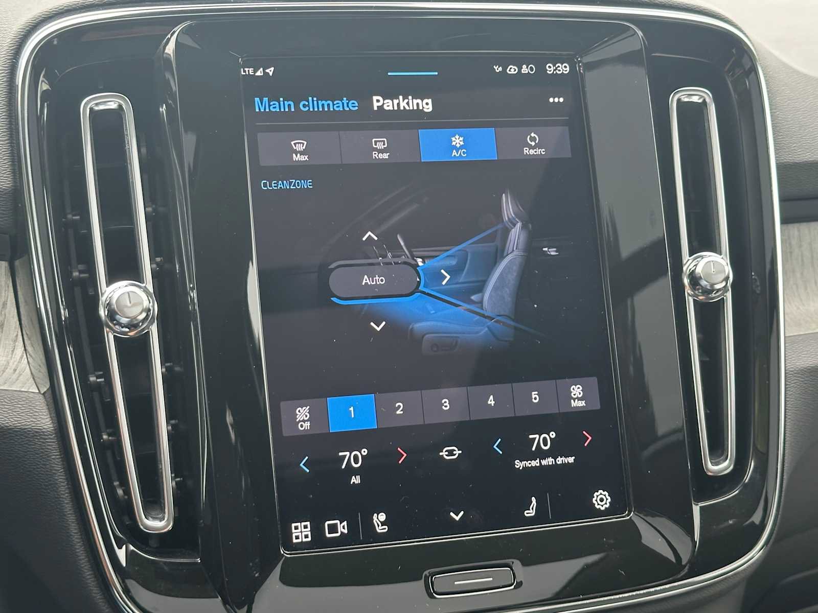 Used 2025 Volvo XC40 B5 Plus w/ Climate Package image 27