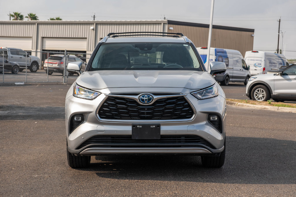 Used 2023 Toyota Highlander Platinum FWD image 2