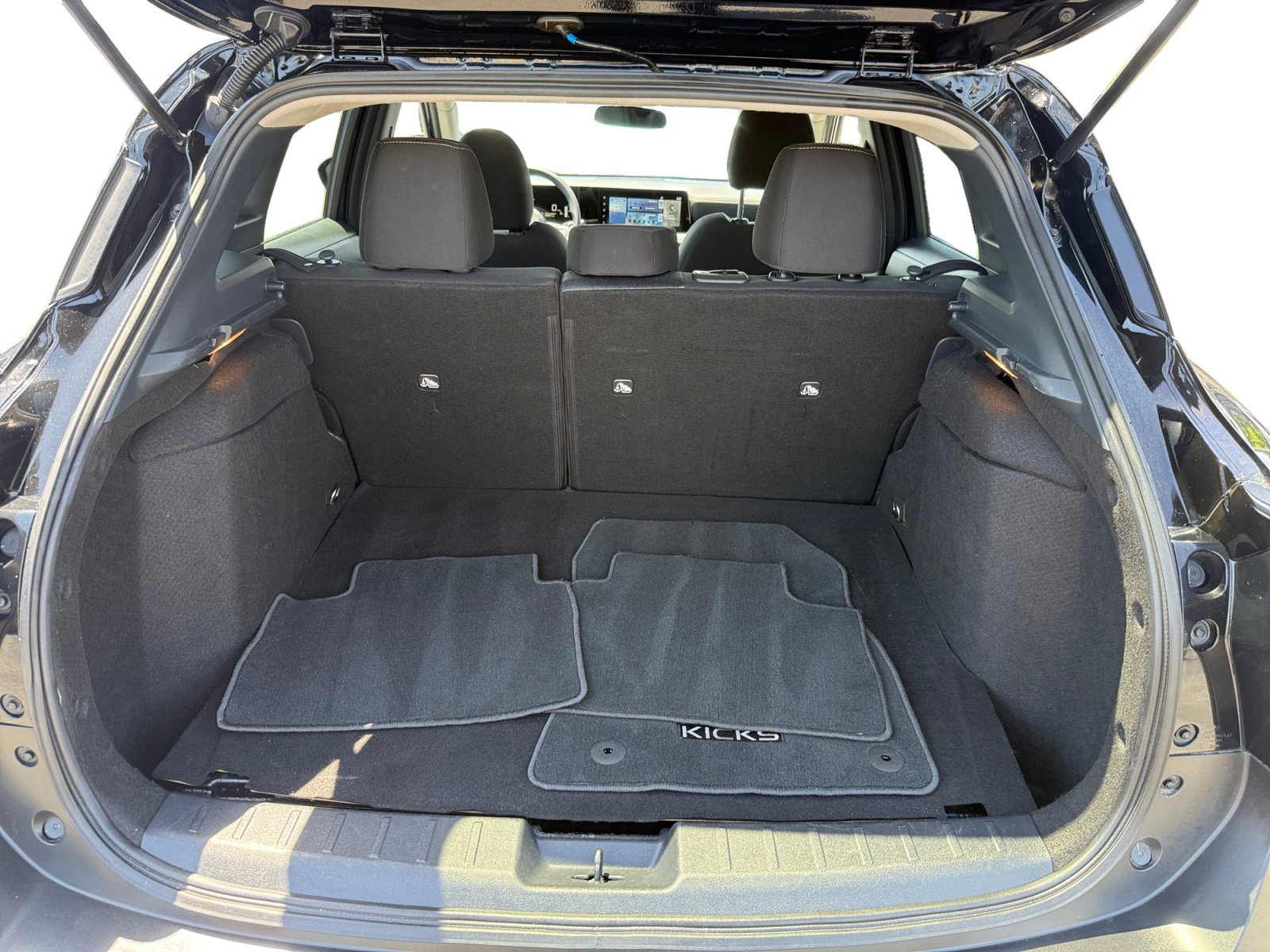 Used 2025 Nissan Kicks SV AWD/4WD image 18