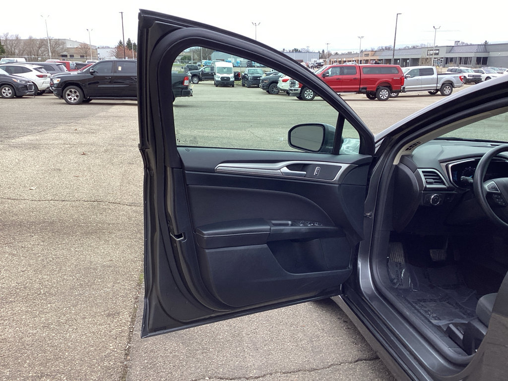 Used 2020 Ford Fusion SE image 14