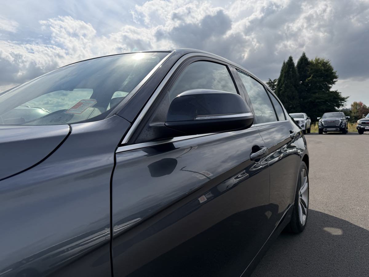 Used 2018 BMW 330i xDrive Sedan AWD/4WD image 12