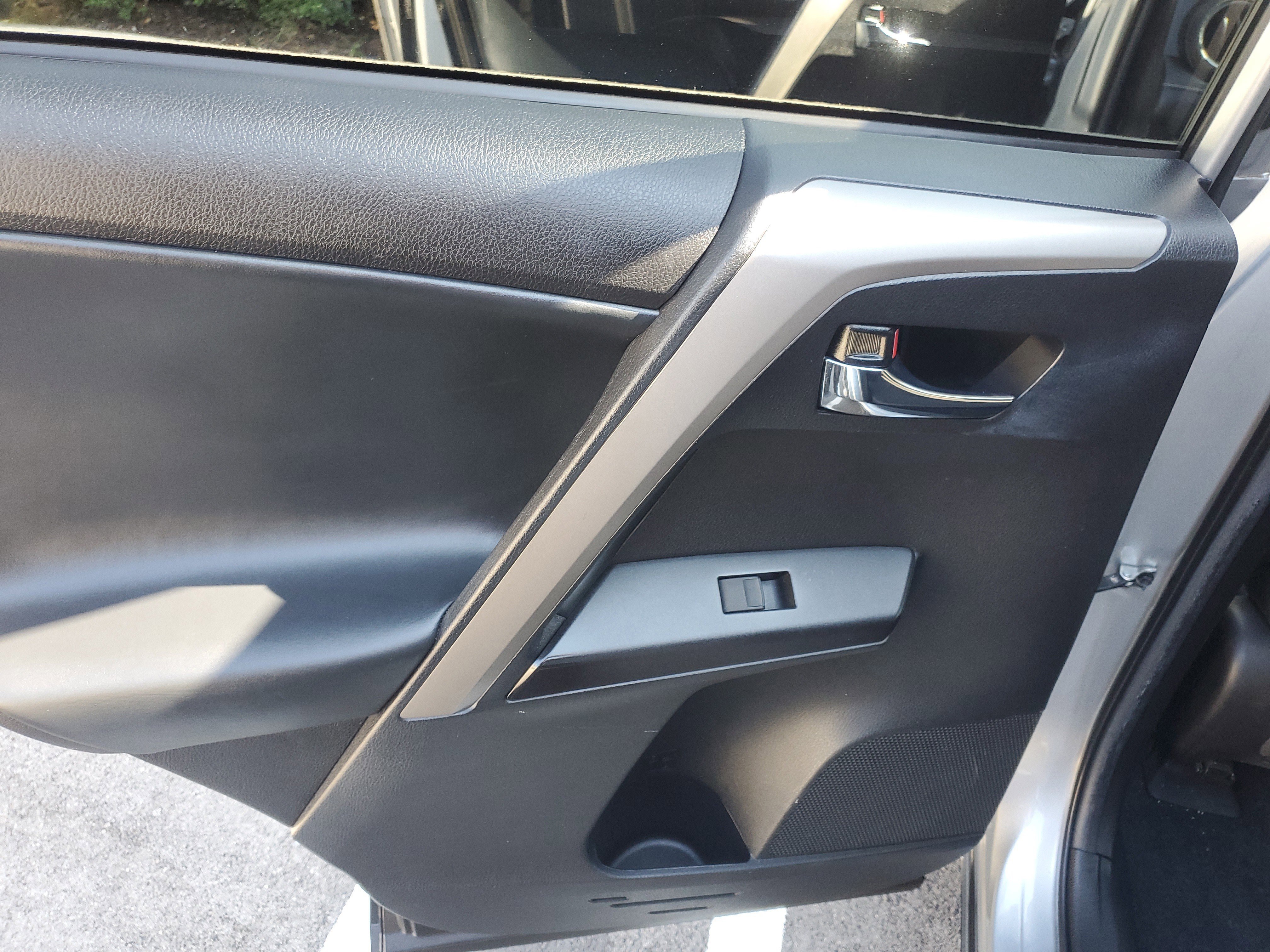 Used 2018 Toyota RAV4 XLE image 14