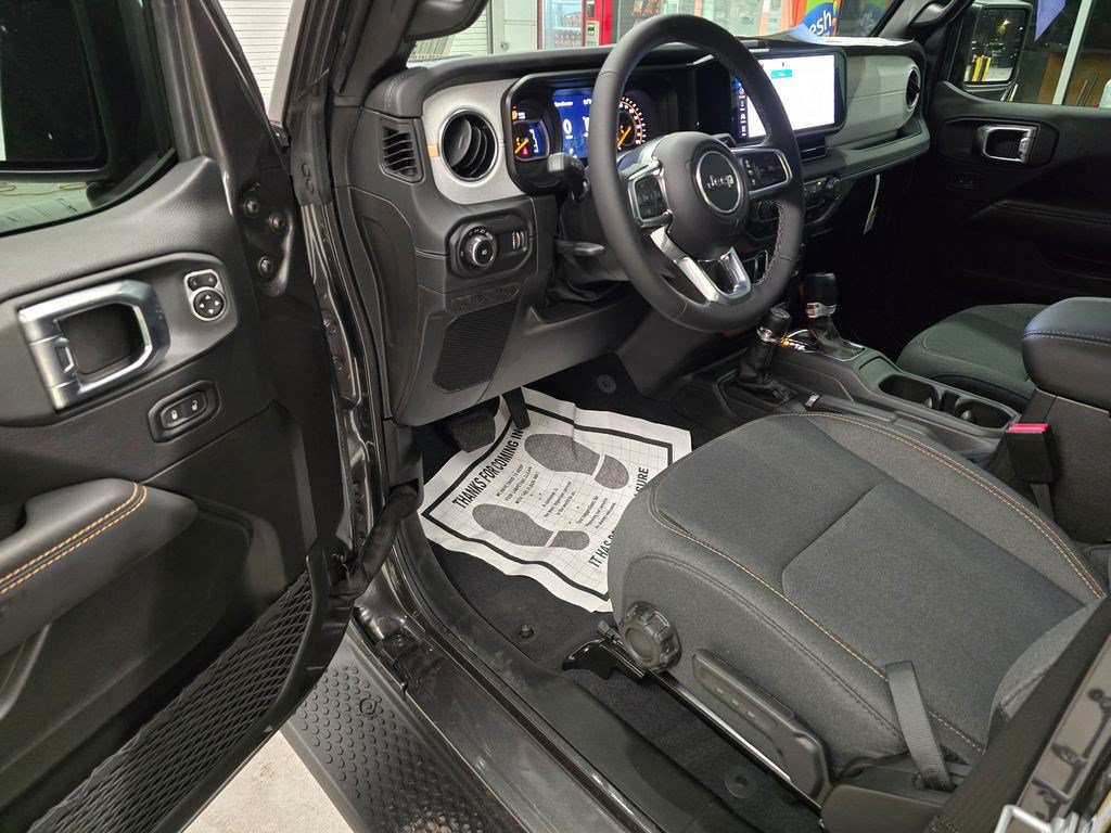 New 2025 Jeep Wrangler Unlimited Sahara AWD/4WD image 15